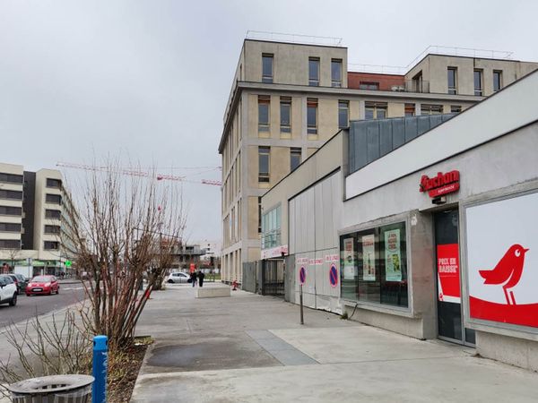 Commerces de proximité place Federico Garcia Lorca près de l’accueil à Brétigny-sur-Orge