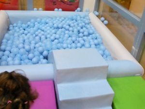 Assistante maternelle à Brétigny-sur-Orge – photo du rpe à la crèche Les Petits Pas piscine à balles