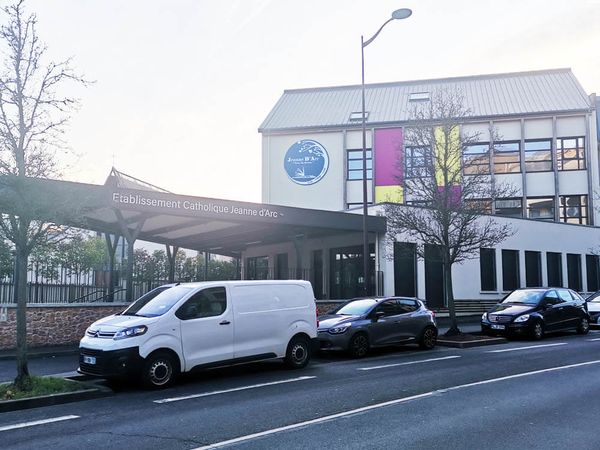 Établissement Jeanne d’Arc à 15 minutes à pied de l’accueil d’assistante maternelle à Brétigny-sur-Orge
