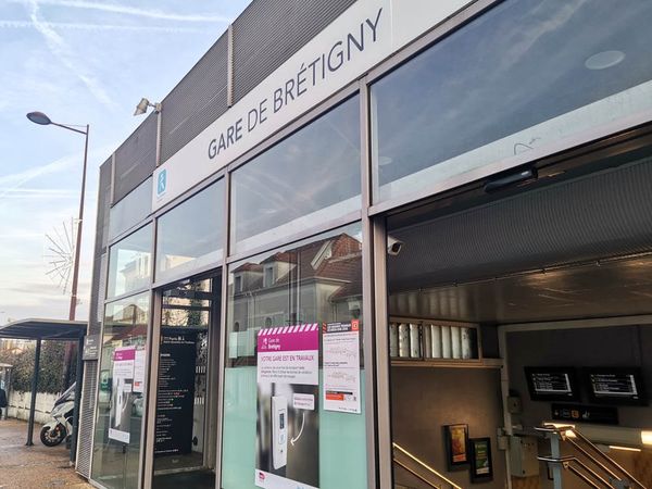 Gare RER C Brétigny, trajet rapide pour les parents déposant leur enfant chez l'assistante maternelle.