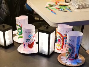 Assistante maternelle à Brétigny-sur-Orge – photo de lanternes artisanales dans la nuit pour les tout-petits