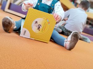 Assistante maternelle à Brétigny-sur-Orge – photo d'un livre manipulé par un enfant à la médiathèque