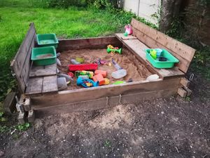 Assistante maternelle à Brétigny-sur-Orge – photo du jardin avec bac à sable du lieu d'accueil