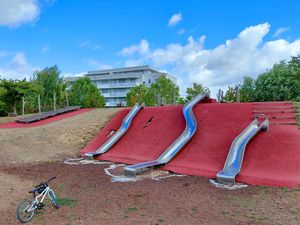 Assistante maternelle à Brétigny-sur-Orge – photo des grands toboggans au parc Bois Badeau