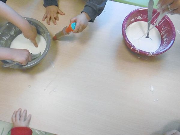 Enfant jouant avec de la pâte à patouille à Brétigny-sur-Orge