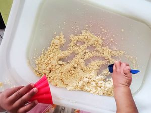 Sable magique fabriqué maison – Manipulation petite enfance à Brétigny-sur-Orge