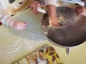 Jeu de cuisine avec les enfants à Brétigny-sur-Orge – manipulation des ustensiles