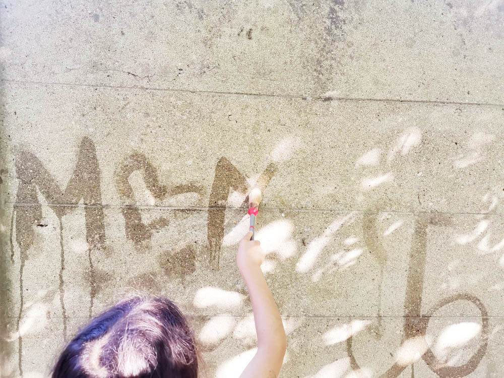 Jeux d'eau traces ephémères proposée aux enfants à Brétigny