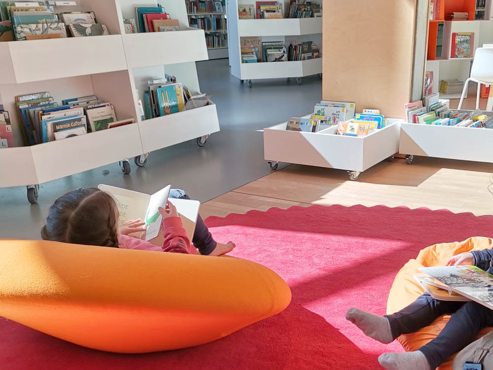 Enfants à la médiathèque Marguerite Duras à Brétigny-sur-Orge