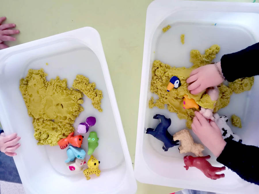 Sable magique fabriqué avec les enfants à Brétigny