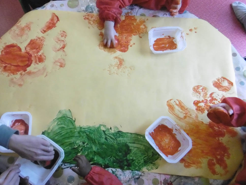 Activité peinture à l'aide de pommes au rpe à Brétigny-sur-Orge
