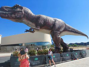 Assistante maternelle à Brétigny-sur-Orge – photo du tyrannosaure au parc d'activités Val Vert Croix-Blanche