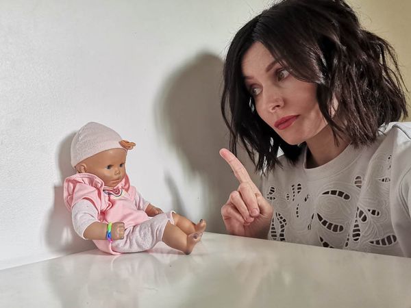 Assistante maternelle à Brétigny : posture de communication avec un jeune enfant
